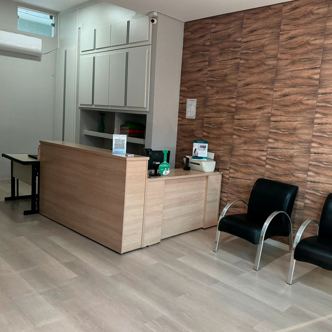 Recepção e sala de espera do consultório em Corinto, na Rua Claudino Caldeira, 11.