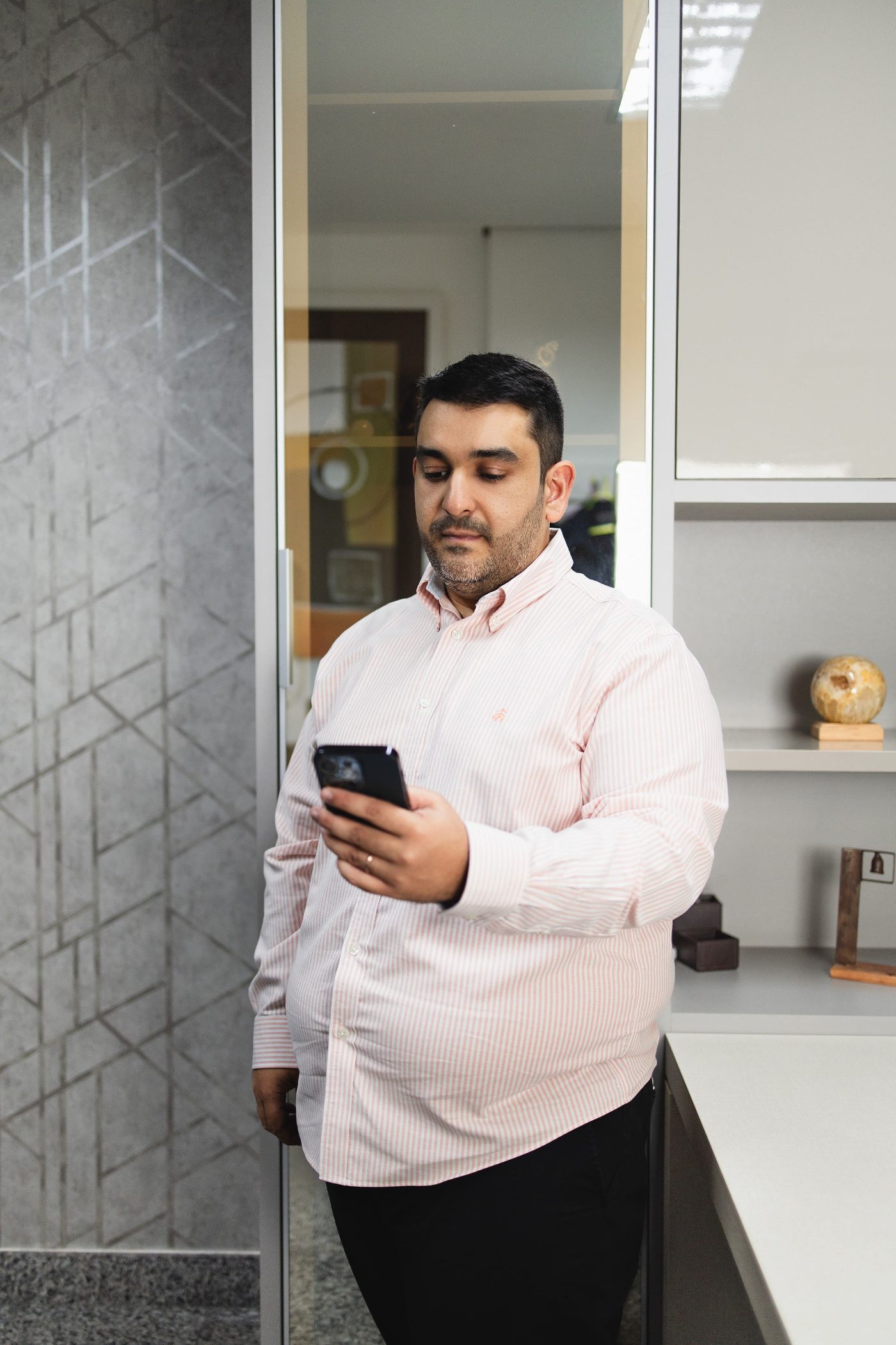 Dr. Rafael Lima no corredor da clínica, entre atendimentos.