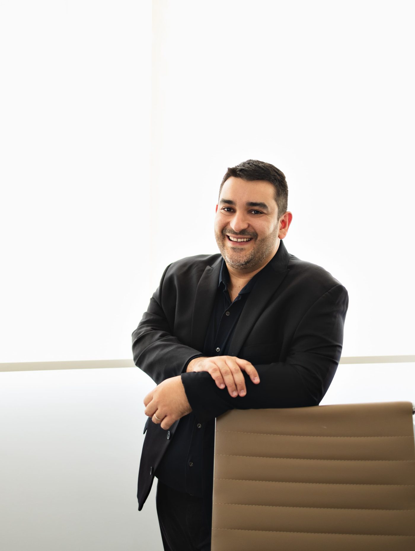 Dr. Rafael Gonçalves Lima, médico psiquiatra e psicogeriatra, em seu consultório.